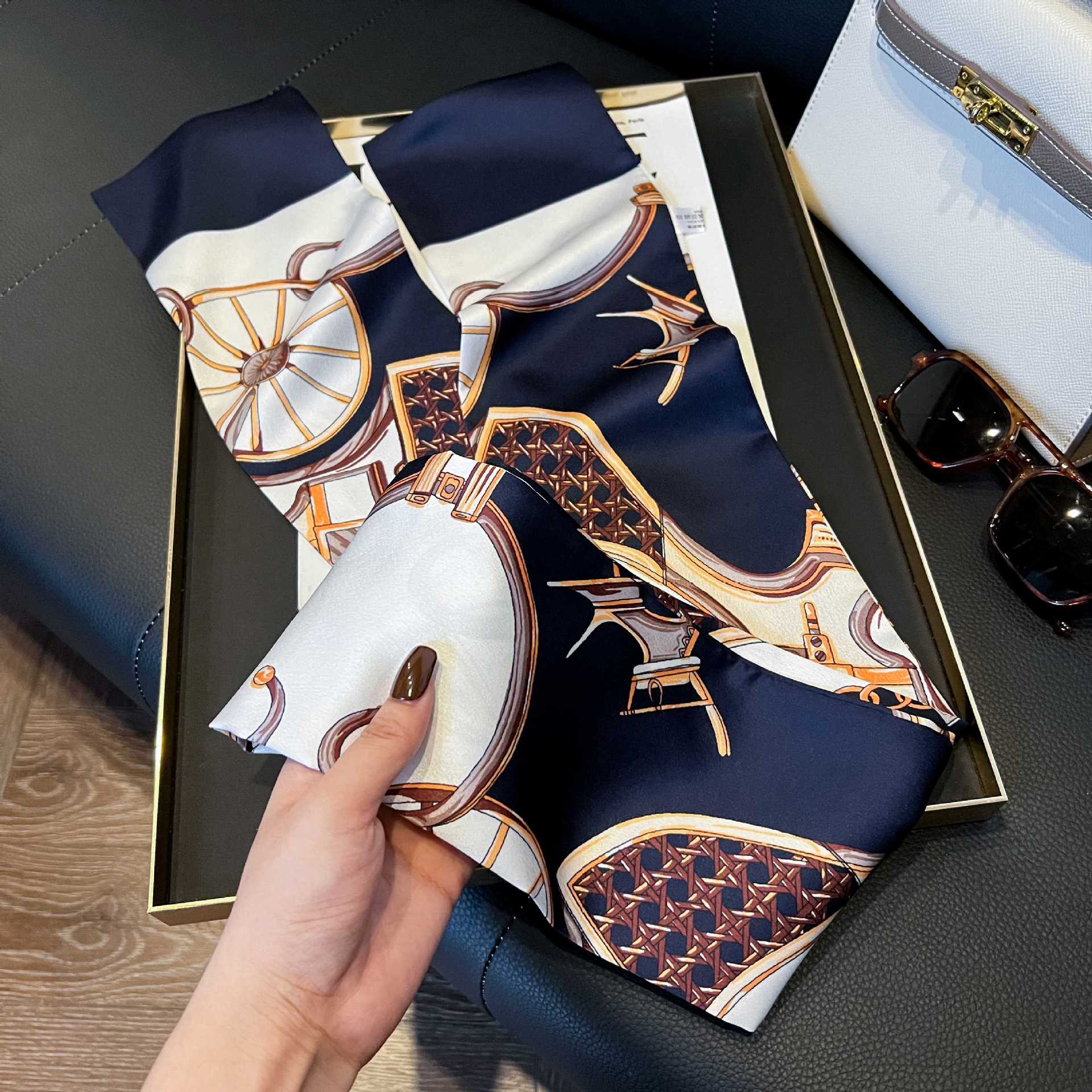 Nueva bufanda de seda pequeña banda larga estrecha para el cabello mujer estilo primavera y otoño moda madre bufanda estilo verano estilo fino serpentina bufanda al por mayor