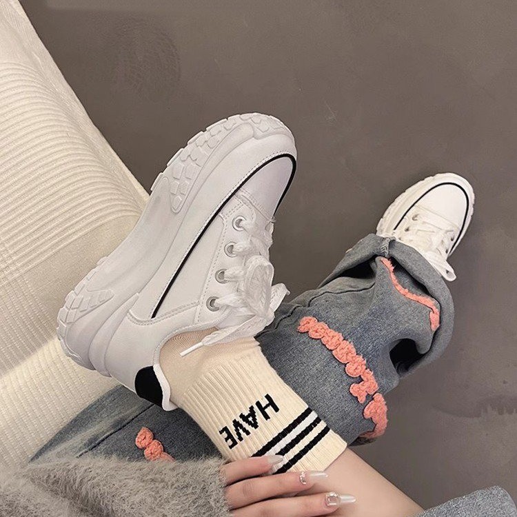 Zapatos blancos de suela gruesa, zapatos de mujer, verano y otoño 2025, nuevos zapatos casuales deportivos de altura múltiple, zapatos de muffin de moda