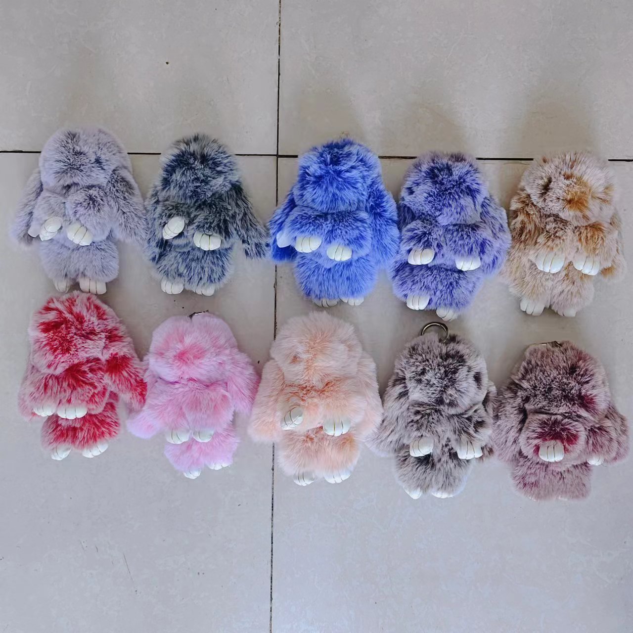 萌えウサギは死んだウサギのストラップを装っています。