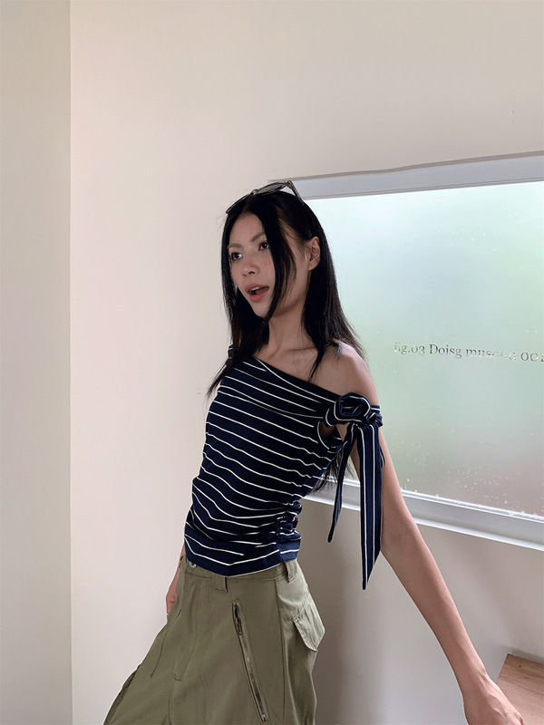 [9hour] ギャル風斜め肩ストラップストライプtシャツ女性2025夏のおしゃれな不規則な上着女性2070|undefined