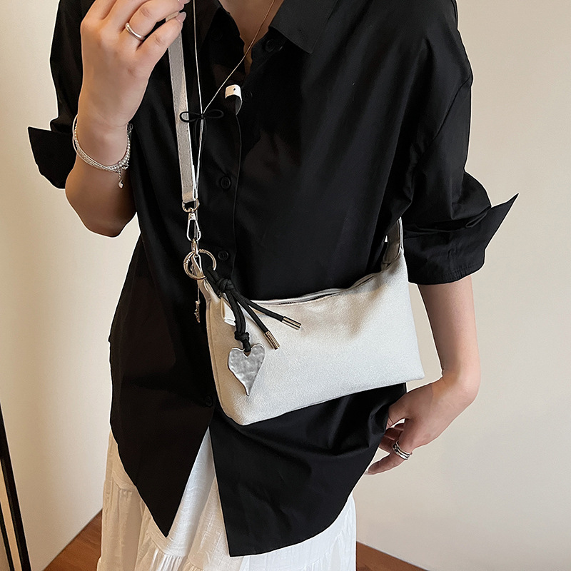 2025 invierno nuevo bolso de moda bajo el brazo de la mujer alta sensación extranjera bolso de hombro de moda universal bolso de mujer image 3