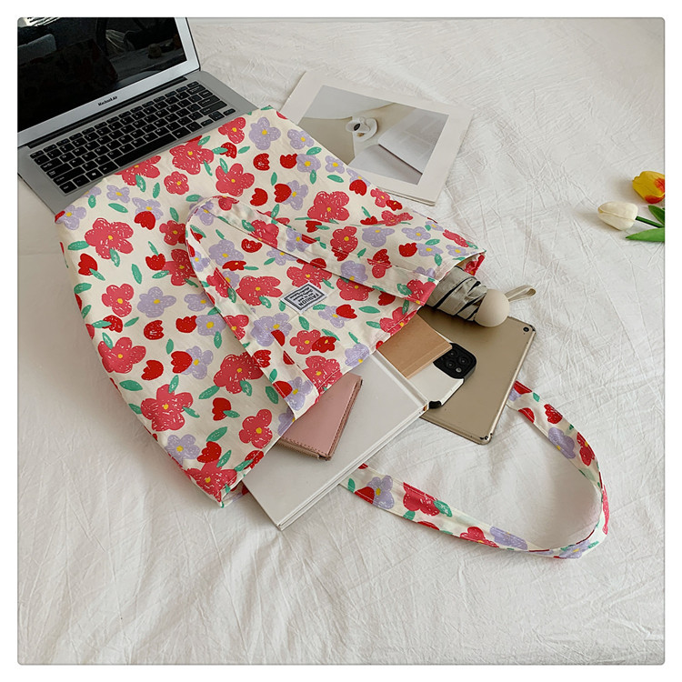 The large-capacity single-shoulder bag for student commuting is a bestseller in early spring. The Korean-style fresh and simple floral fabric bag is a versatile tote bag undefined