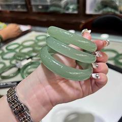 天然晴水色新疆东陵玉葡萄肉绿色玉石手镯厂家批发抖音小红书同款