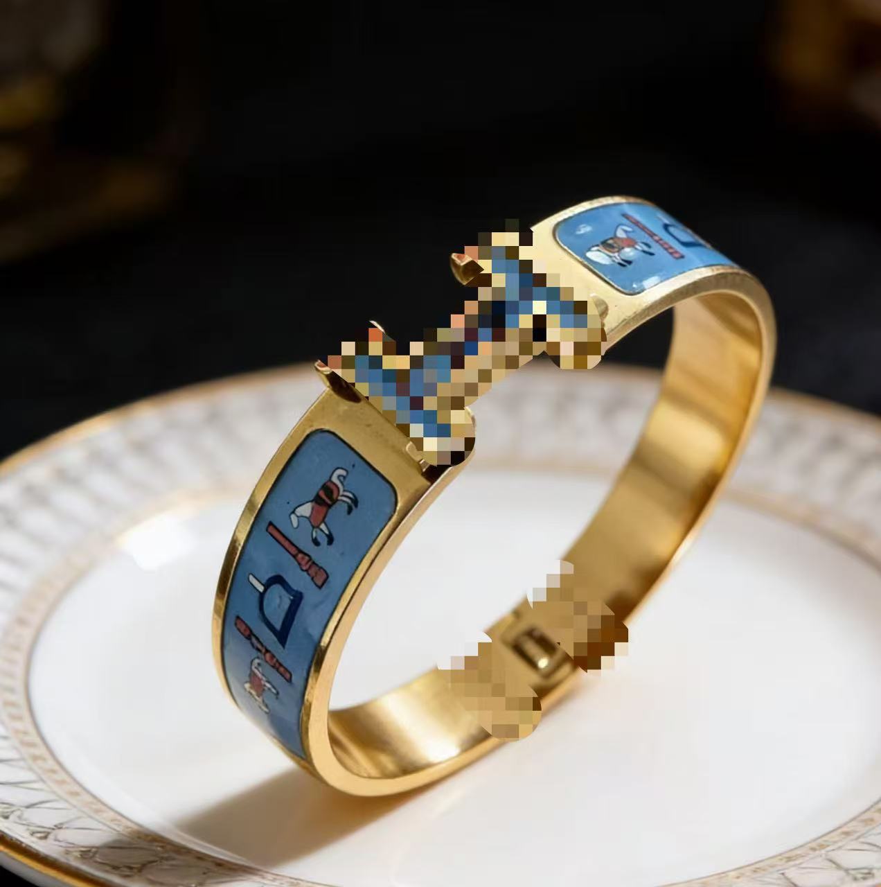 2025 新しいヨーロッパとアメリカのビッグブランドチタン鋼ブレスレット非退色ステンレス鋼ブレスレットバックルオープニングハンドジュエリー卸売