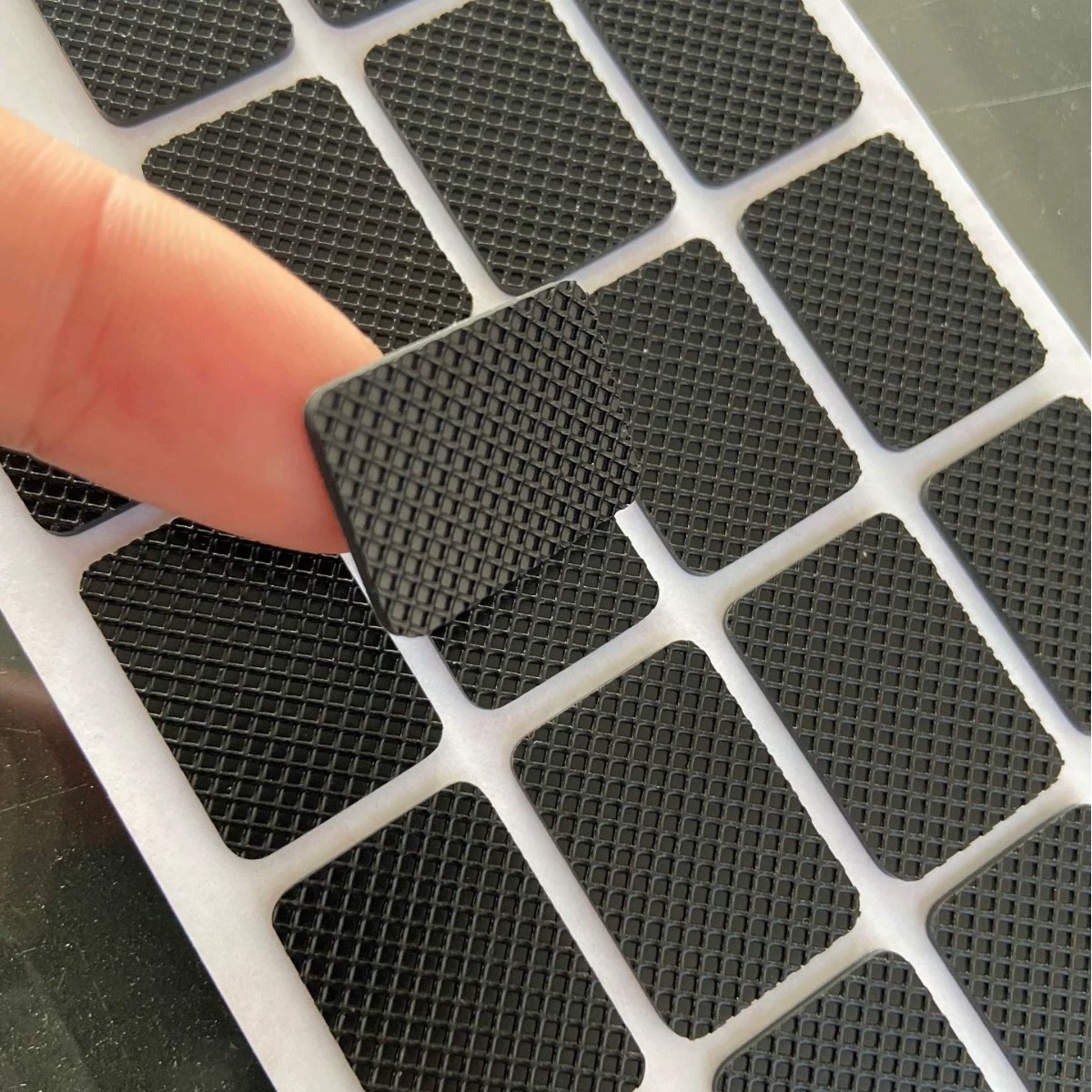 Производители продают черные цветные самоклеящиеся клетчатые силиконовые ножные коврики пластиковые кронштейны силиконовые прокладки