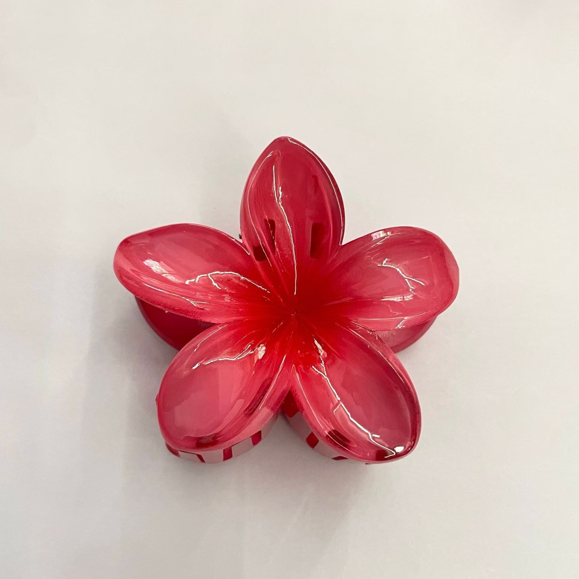 ビーチのリゾート風の卵の花のヘアピンの女性の後頭部の半分の髪のクリップの気質のサメのクリップの髪の飾り