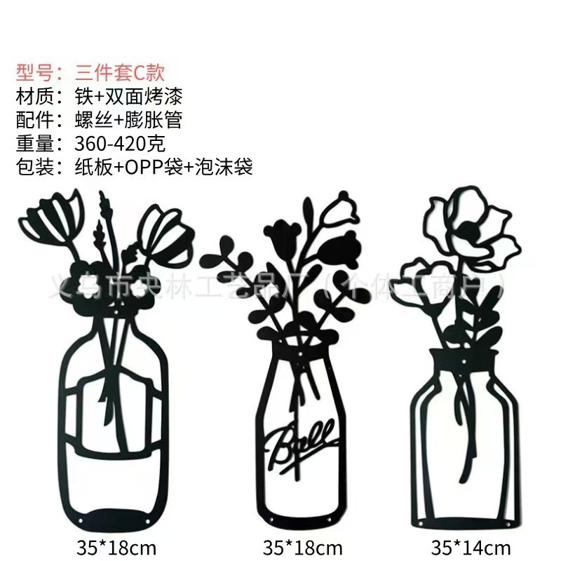 国境を越えた庭園の花、バラ、四つ葉の草、金属製の鉄工品の壁飾り、吊り下げ飾り、庭の地面に飾る置物|undefined