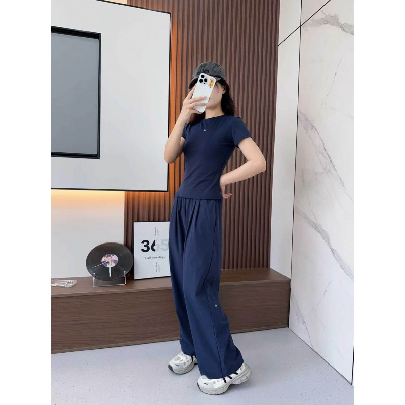 New Style Yoga Clothing, Solid Color Fitness T-Shirt with a Round Neck, Slim Fit, Flattering, Suitable for Layering or Wearing Outside New Style Yoga Clothing, Solid Color Fitness T-Shirt with a Round Neck, Slim Fit, Flattering, Suitable for Layering or Wearing Outside