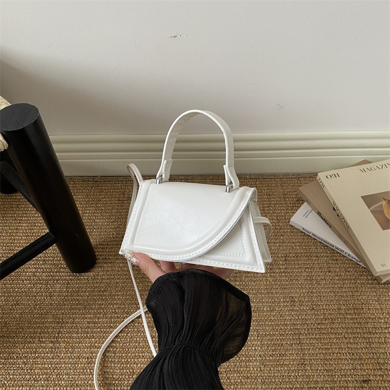 Simple lacquered women's 2026 new fashion glossy retro personalized Korean style elegant single-shoulder crossbody handbag