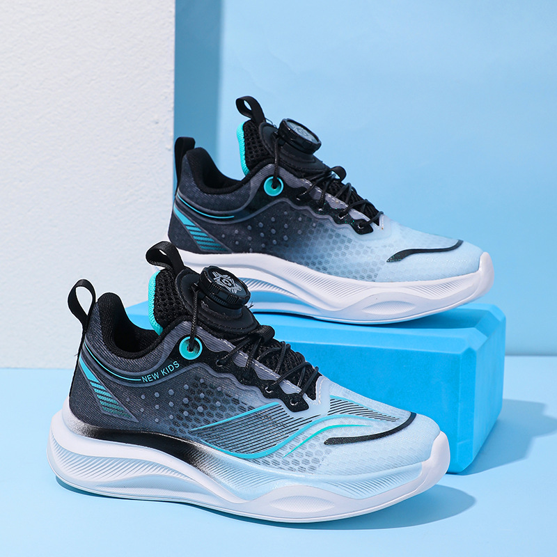 Zapatos para correr de carreras de tablero de carbono para niños 2025 nuevos zapatos para niños transpirables de una sola red de verano zapatos deportivos antideslizantes de suela blanda