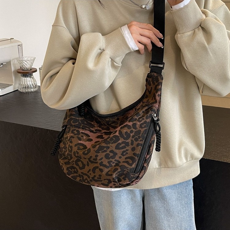 小众豹纹爆款饺子包运动风休闲百搭流行布包便携时尚单肩斜挎包包|undefined