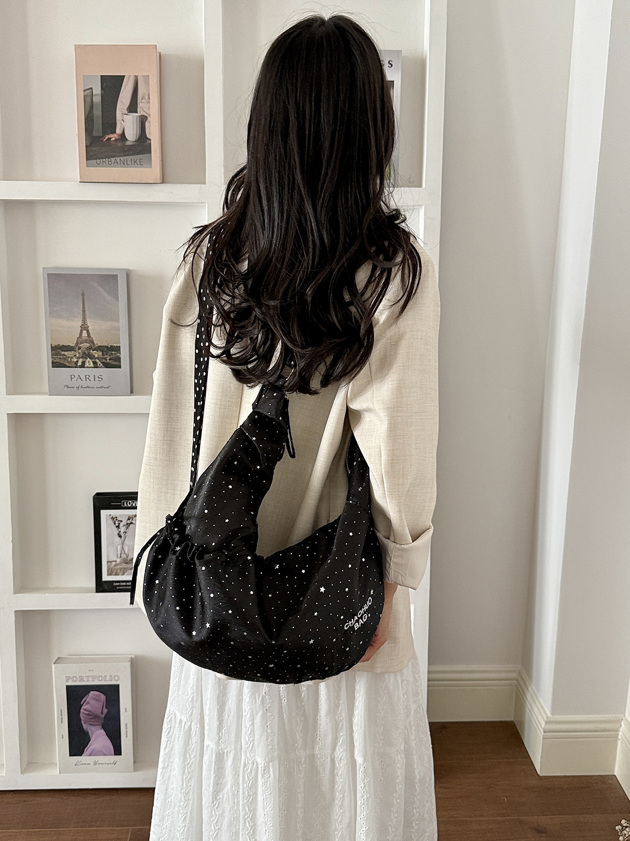 Bolso Bandolera Tipo Cuerno con Pliegues y Lunares de Nailon con Cremallera