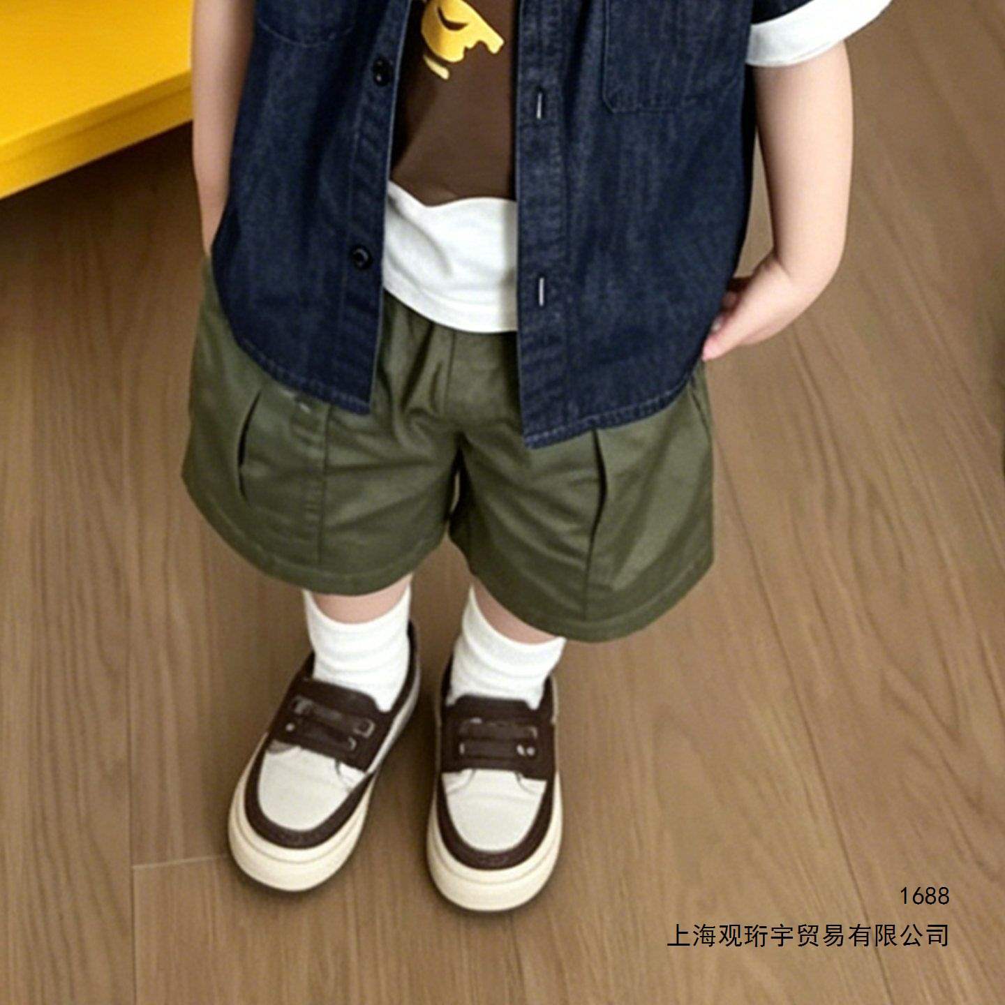 Boys' short-sleeved shirt, children's summer wear, 2026 new American street style denim shirt, stylish and cool jacket for babies.