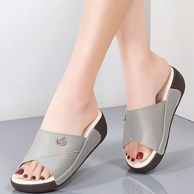 Zapatillas rojas de cuero suave para mujeres 06 verano nuevo talón de pendiente con suela gruesa y cómoda zapatillas de playa image 8