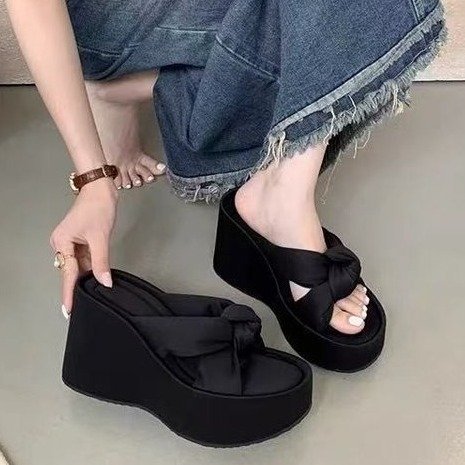 2026 primavera y verano vestido red nueva explosión ventilada tacones antideslizantes desgaste pequeño aumento de altura zapatillas de mujer image 2