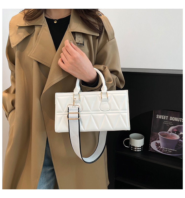 Women's Small PU Solid Color Elegant Streetwear Plaid Square Zipper Square Bag display picture 9