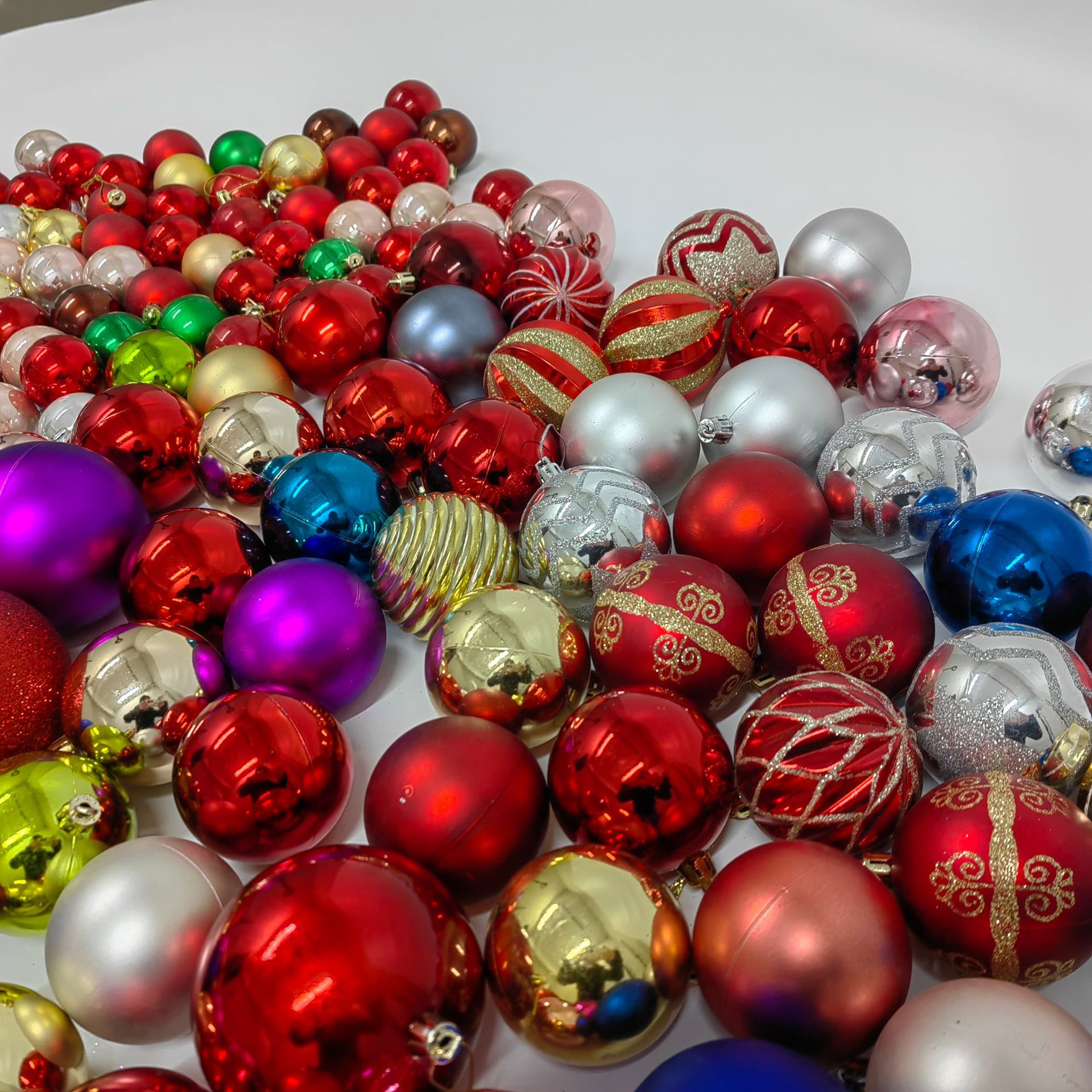 Traje de bola de navidad adornos de árbol de navidad bola decorativa caja completa entrega navidad bola de color navidad pintada