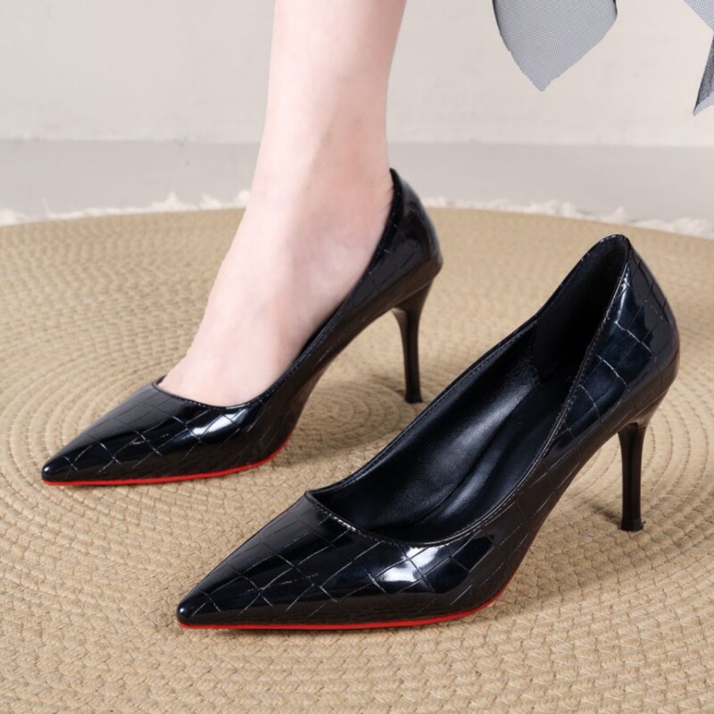 Black patent leather high heels for women, 2026 autumn/winter collection, featuring an alligator-patterned design, French-style pointed toe, slender heel, elegant for evening wear, available in larger sizes