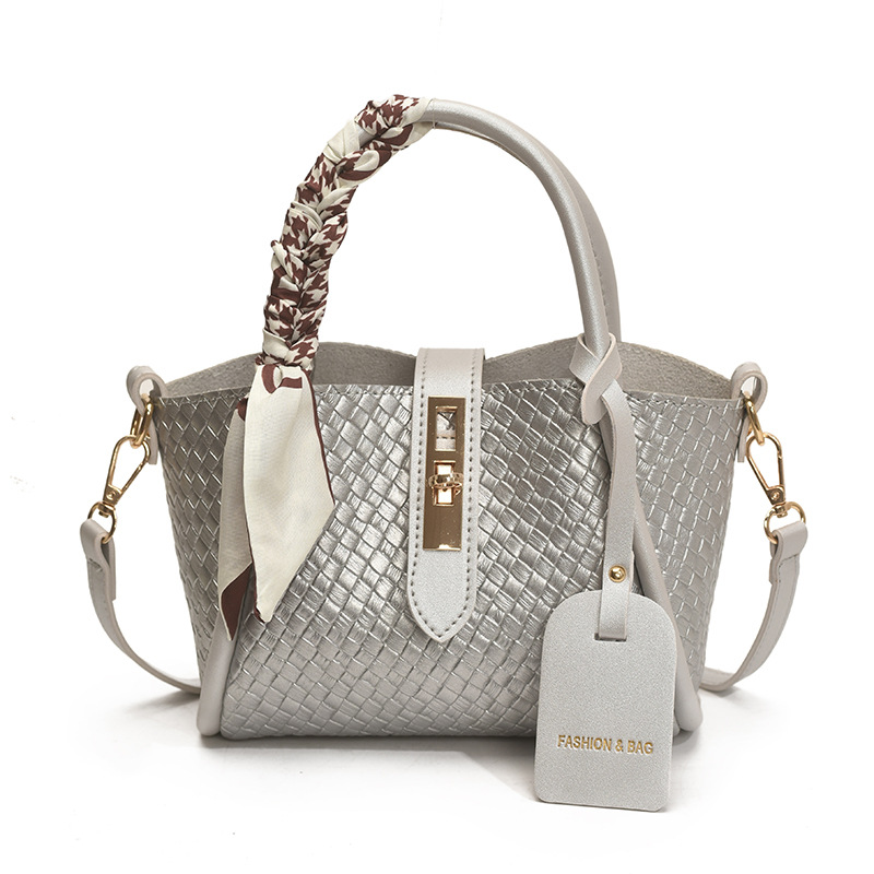 Bolsos Bolsos de moda femenina Bolsos de cubo de canasta de verduras 2025 nuevo bolso de hombro salvaje bolso de mensajero tejido extranjero