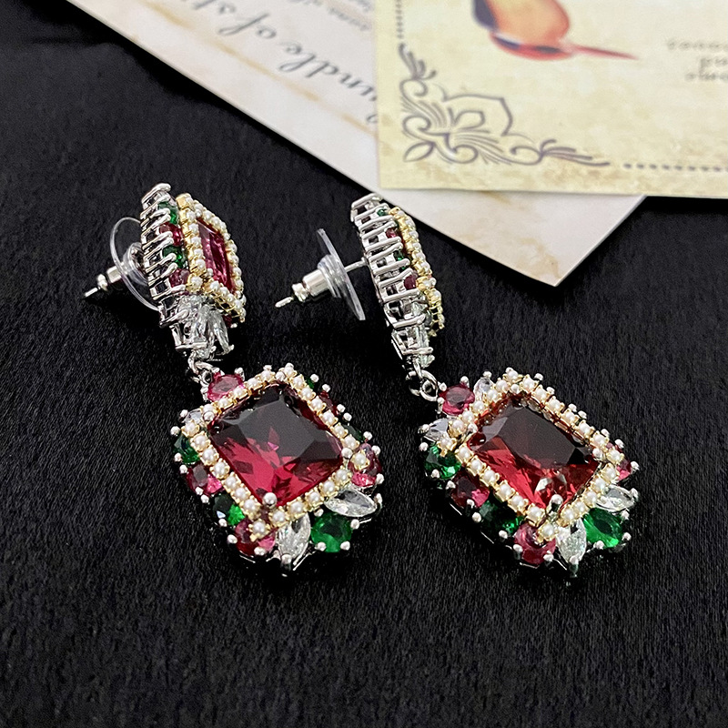1 Pair Retro Square Inlay Copper Artificial Pearls Zircon Drop Earrings display picture 4