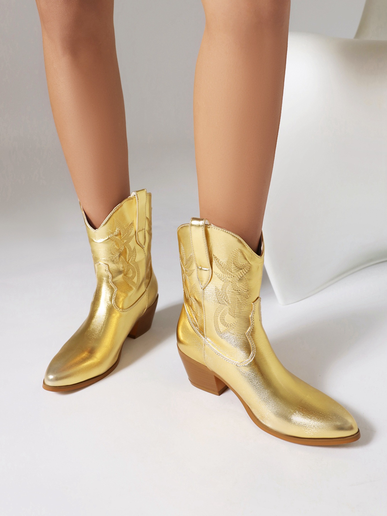 Plus-size women's ankle boots Fashion embroidered round toe western cowboy boots_voghion.com