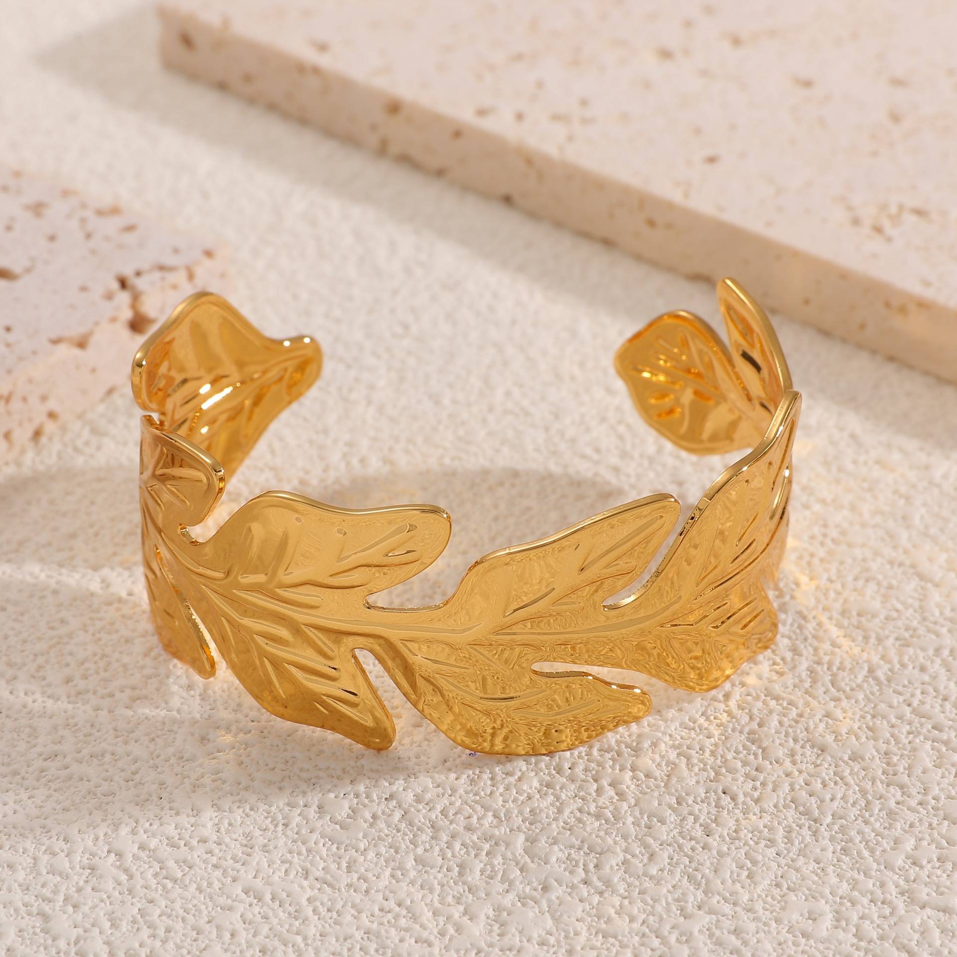 Europa y los Estados Unidos oro galvanizado imitación de frita abertura pulsera temperamento pulsera de moda transfronteriza lujo ligero alta sensación de joyas al por mayor