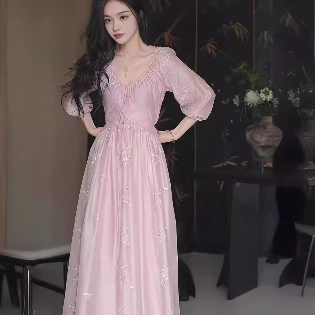 新中式连衣裙女2024夏季新款气质收腰粉色V领刺绣显瘦国风长裙女