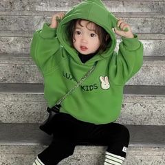 女の子の秋冬2023ベルベットの女の子の韓国風の暖かい帽子の上着の子供の服のセーター