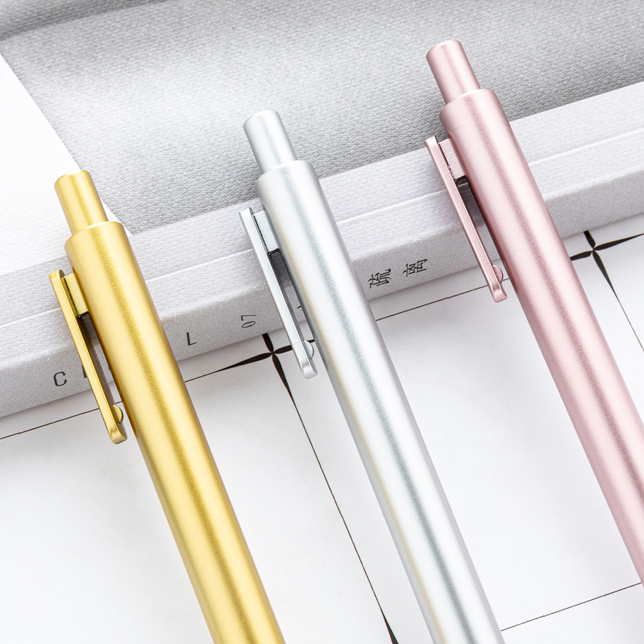 Bolígrafo de plástico, logotipo imprimible, pintura en aerosol multicolor, bolígrafo de prensa, publicidad promocional, bolígrafo de regalo al por mayor