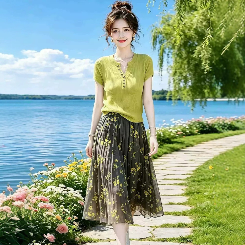 2026 Super Trendy Outfit: a Complete Set of Summer's Most Beautiful and Youthful-Looking Two-Piece Set with a Stylish Short-Sleeved Knit Top and a Skirt