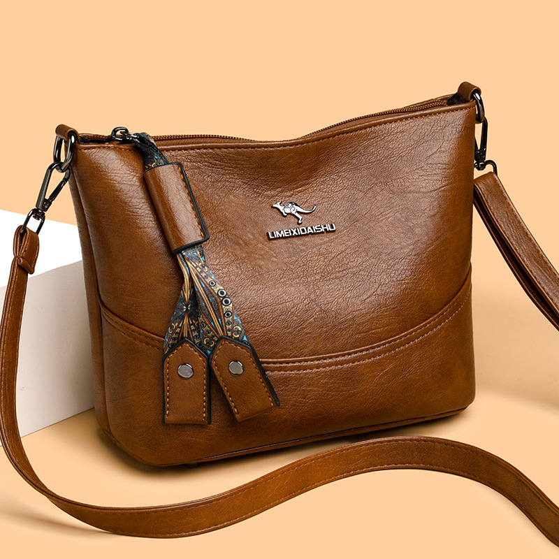 水桶包女2024新款宽窄双肩带单肩斜挎包简约百搭中老年大容量包包