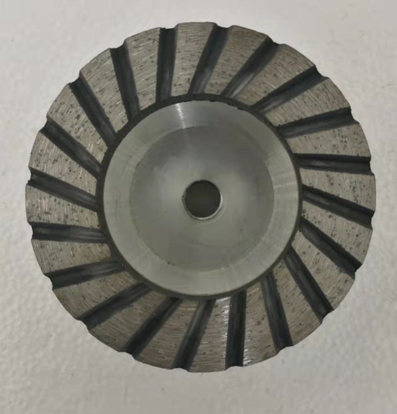 Rueda de diamante Disco de molienda de tipo tazón en stock Diente de doble fila Diente de turbina Diente de una sola fila Diente de granito Hormigón