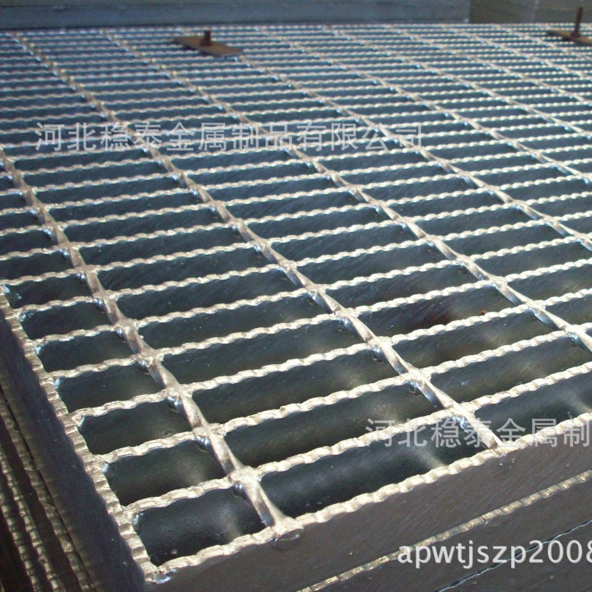 厂家生产G305/30/100热镀锌钢格栅板污水处理厂专用踏步板