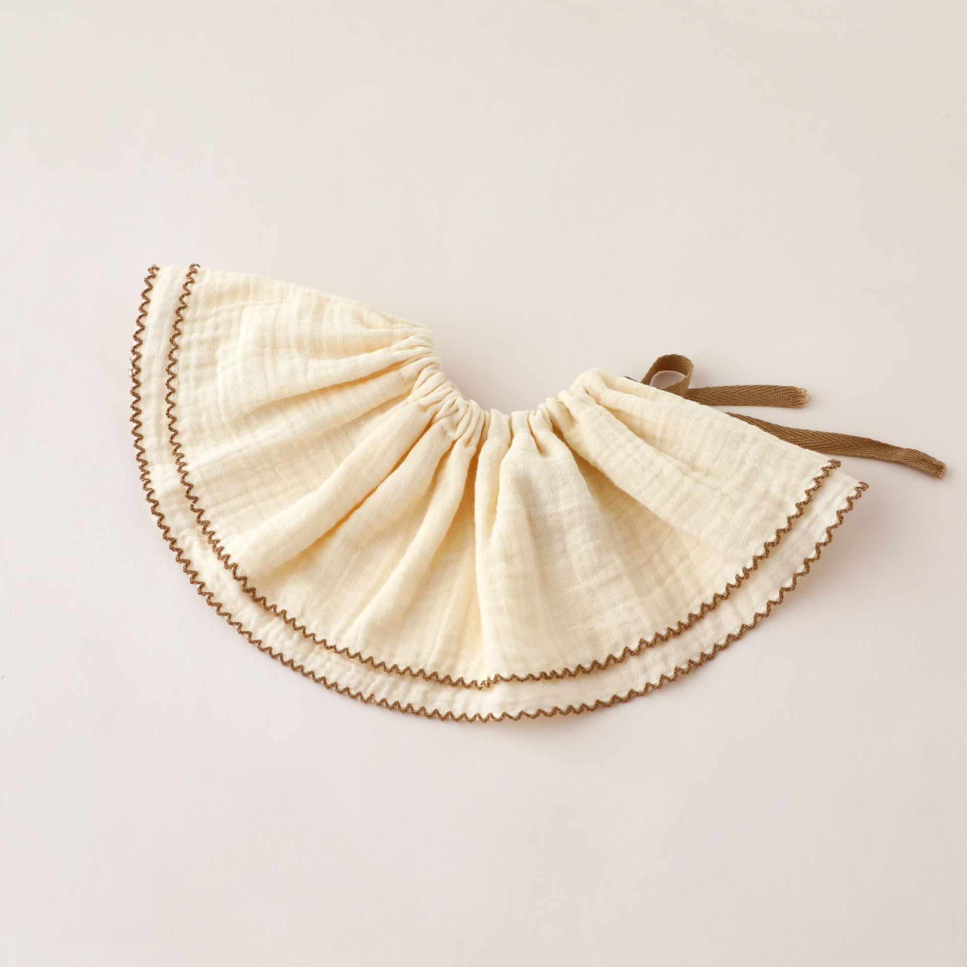 Cute lace saliva towel off-white card