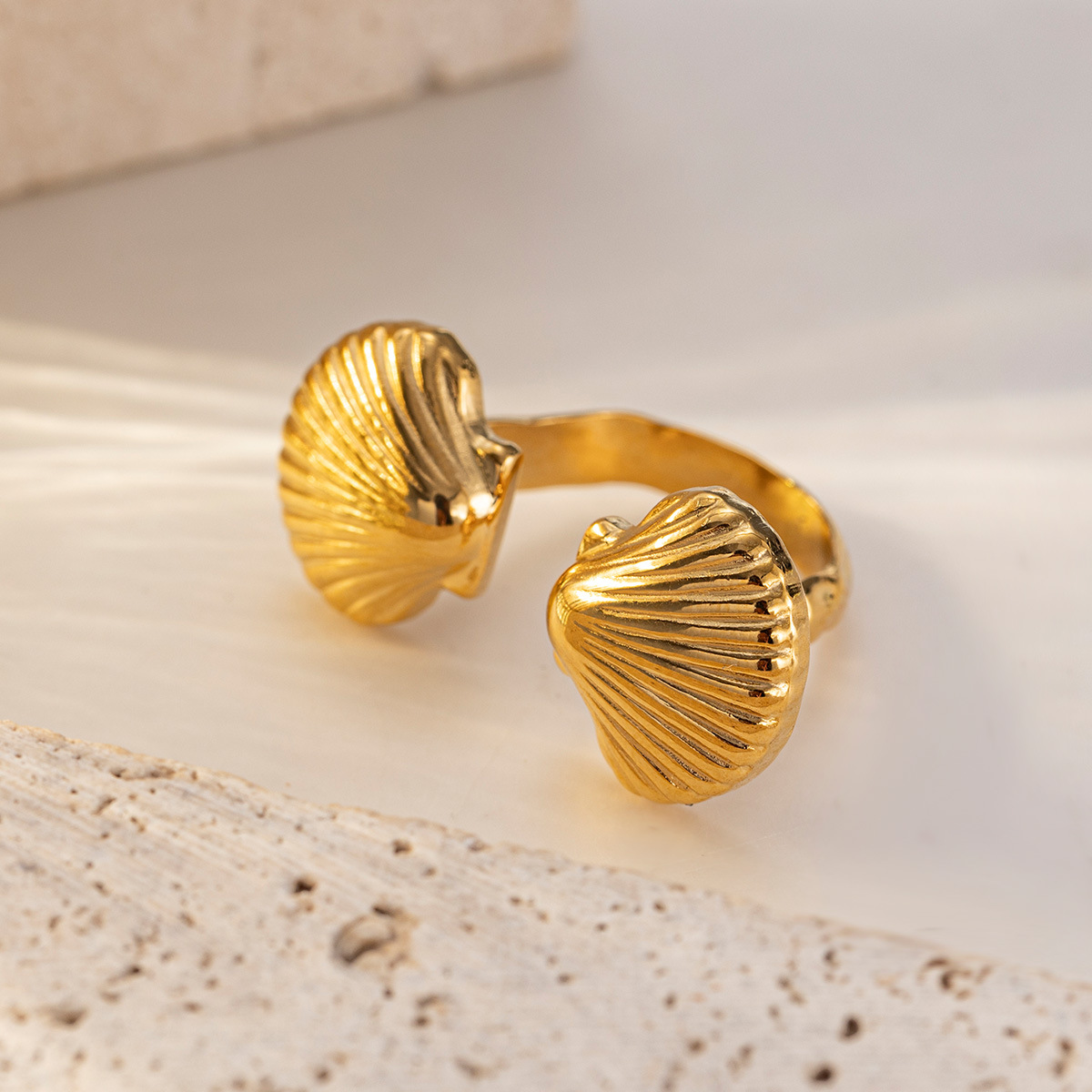 Anillo de acero inoxidable europeo y americano Taina, lujo ligero, sentido de alta gama, vacaciones en el océano, anillo de concha de estrella de mar de playa, diseño de todo fósforo