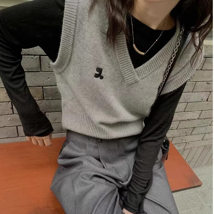 T450 # Layering with style: Vintage fluffy, soft, loose wool V-neck sweater vest for women T450 # Layering with style: Vintage fluffy, soft, loose wool V-neck sweater vest for women