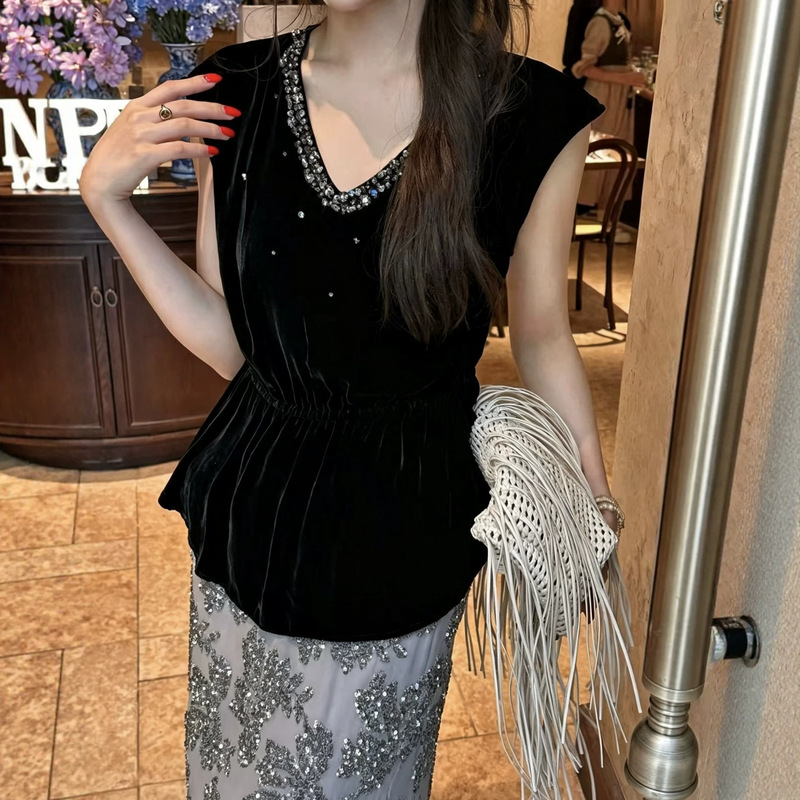 New Chinese-style silk velvet top with intricate beading, exquisite diamond-studded V-neck design, waist-cinching slimming shirt New Chinese-style silk velvet top with intricate beading, exquisite diamond-studded V-neck design, waist-cinching slimming shirt