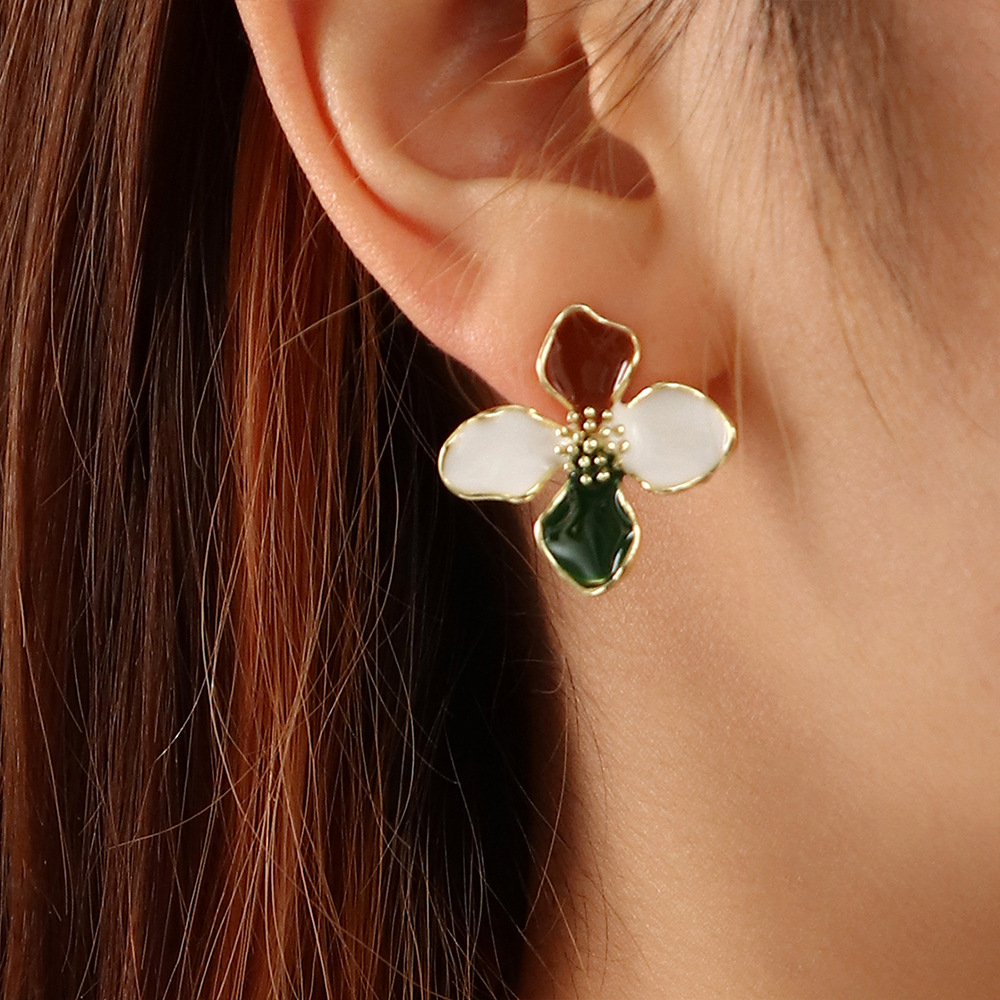 Korean version dripping oil fourleaf flower fashion earrings golden rim and flower temperament earringspicture1