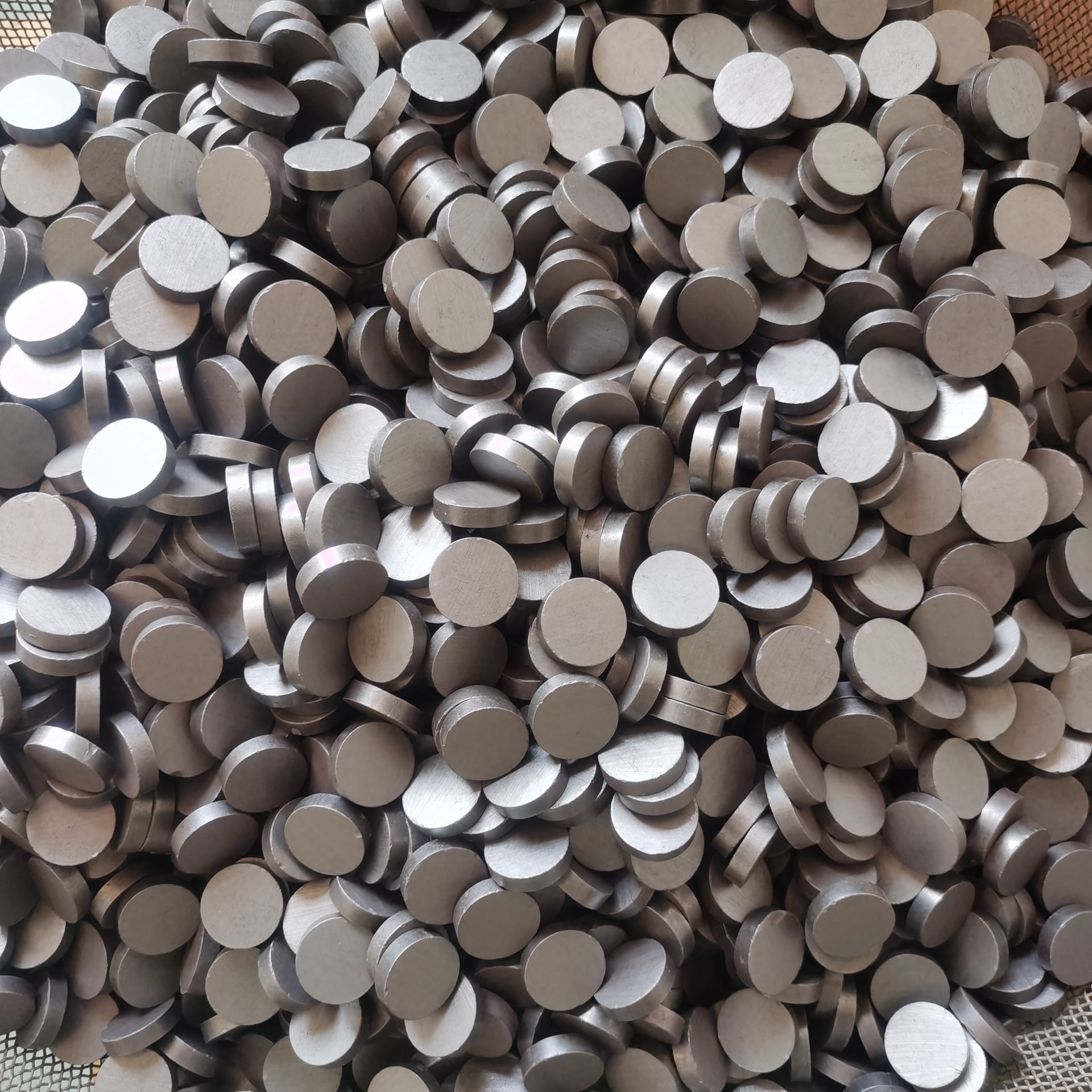 Factory Direct Sales Free Sample Ferrite Black Round Magnet Refrigerator Magnet Smiley Face Magnetic Nail Toy Magnet Accessories