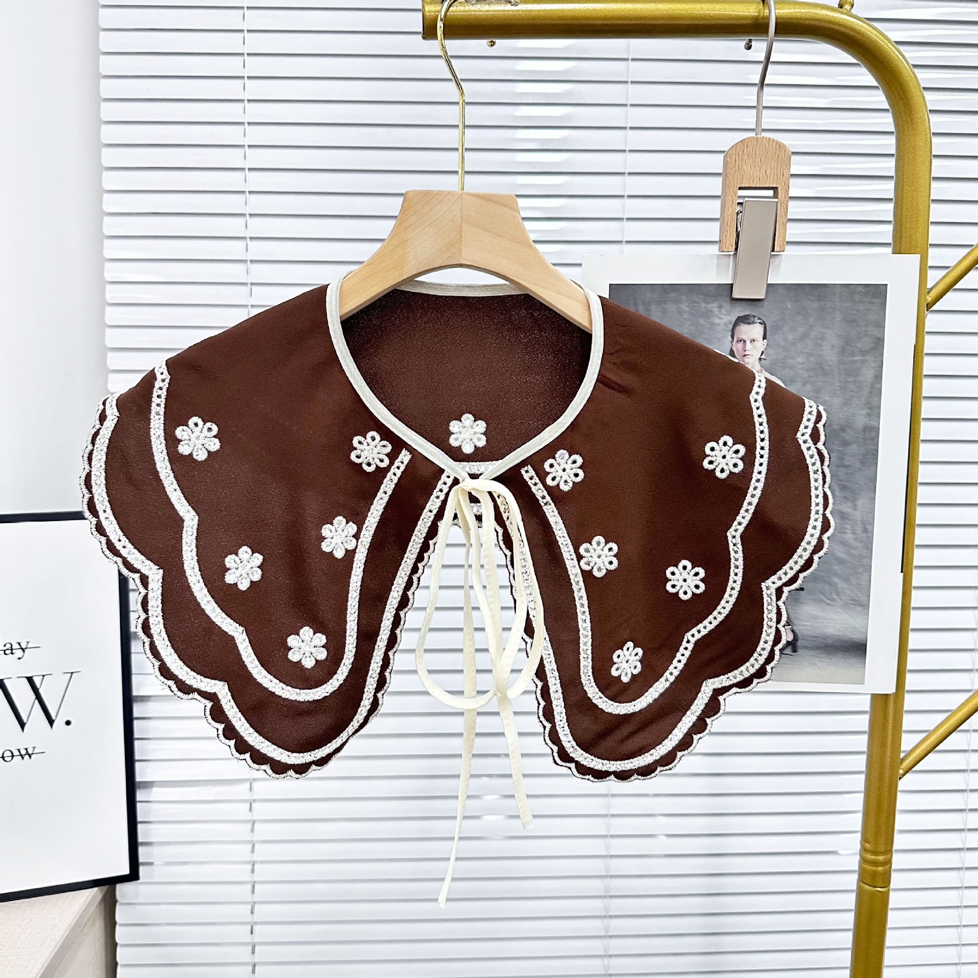 Café ondulado chiffon falso cuello arco correa doble camisa exterior suéter decoración cuello en stock