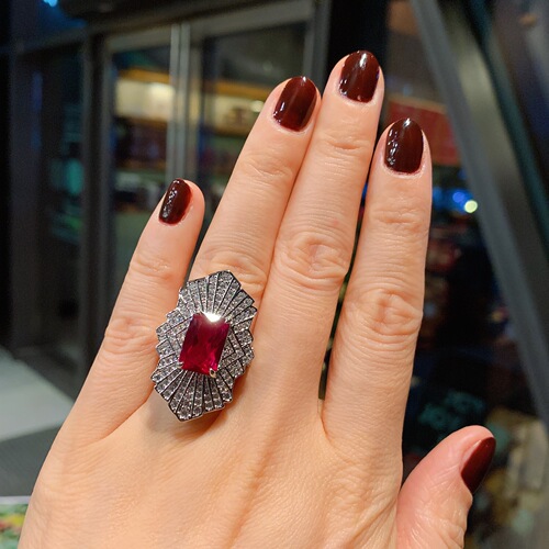 Zhuang Shengsheng Jewelry: Creative Collection of Simulated Pigeon's Blood Ruby Ring, Necklace, and Accessories Set—Featuring Full Diamonds & a Luxurious 8x12 Main Stone