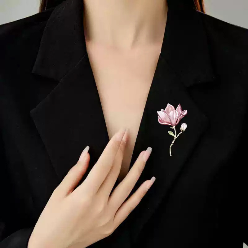 Elegante Magnolienblüten Brosche In Rosa Mit Perle Und Emaille_voghion.com