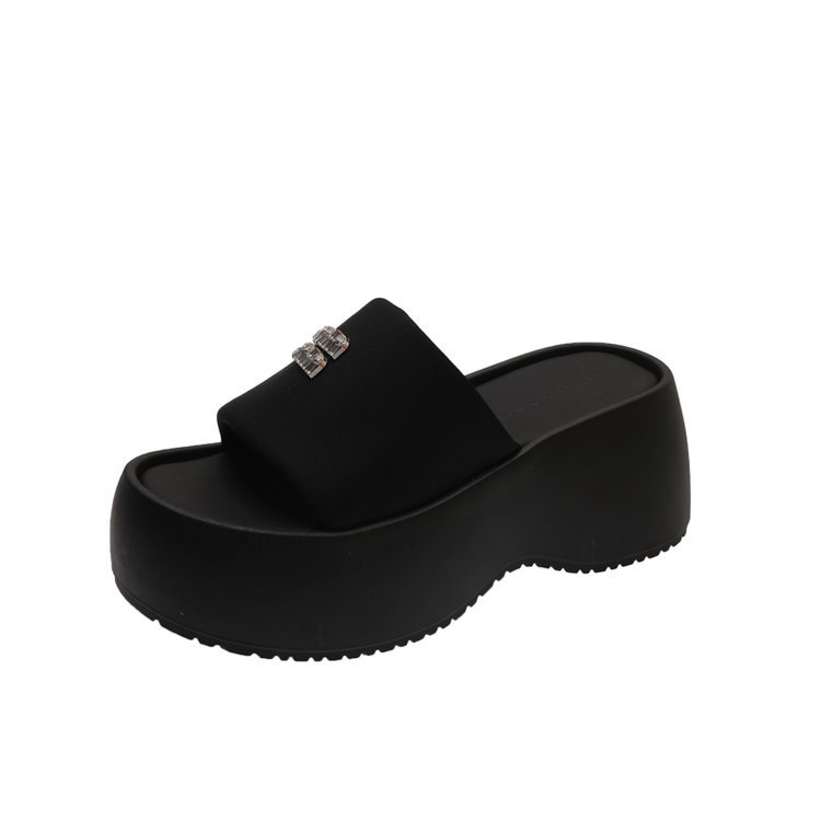2026 verano nuevo versátil y cómodo aumento de la altura de las letras de diamante zapatillas para mujeres