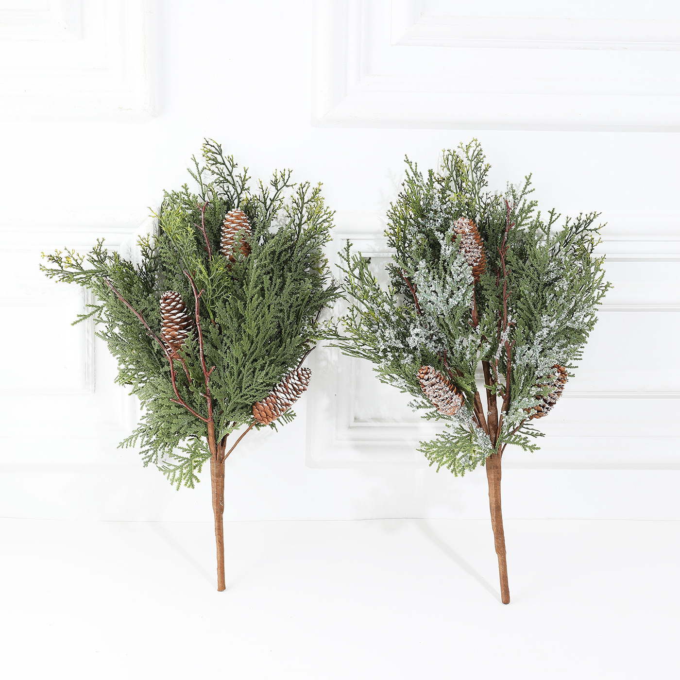 Simulación transfronteriza PE hoja verde con nieve pinos rojos pinos pinos aguja decoración hojas de lujo diseño de decoración del hogar