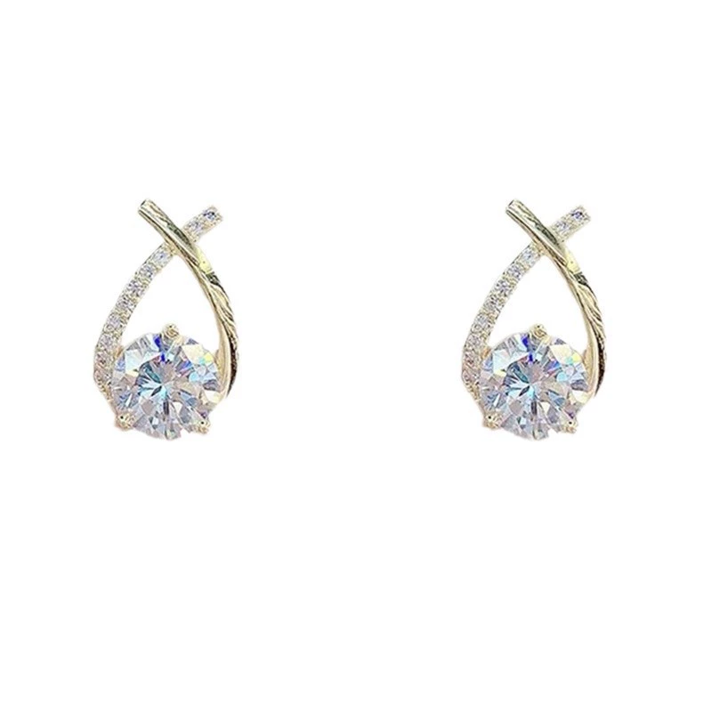 Изящно оформленные серьги, стиль light luxury, тренд сезона
