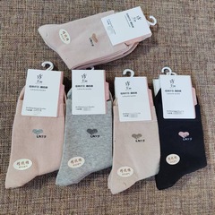 【女性用カラーコットン】繊細な羽根のような女性用春秋用ミドル丈カラーコットンソックス、中高年向け無地小花柄シンプル