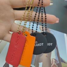 定制吊牌挂饰 包包箱包LOGO皮牌圆形黑色车载挂件PU皮质吊牌