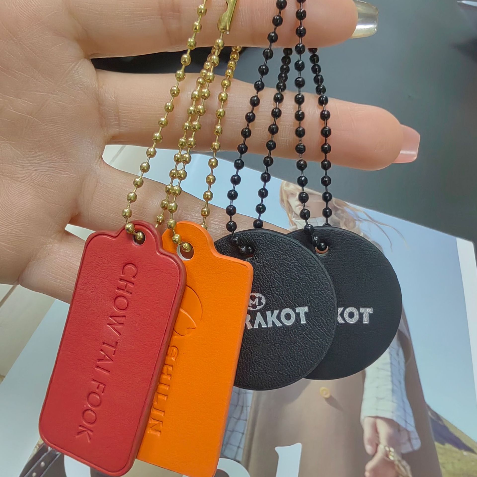 定制吊牌挂饰 包包箱包LOGO皮牌圆形黑色车载挂件PU皮质吊牌