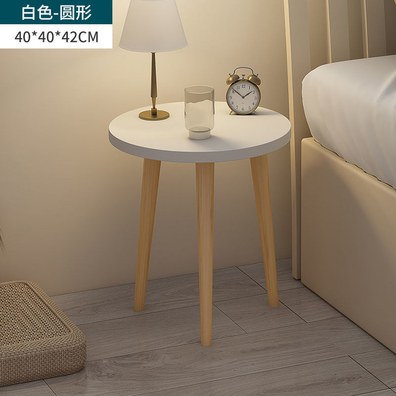 Mini dormitorio de estilo pequeño, cabecera de cama, mesa redonda, balcón, sofá, algunos hogares, simple sala de estar, mesa de té