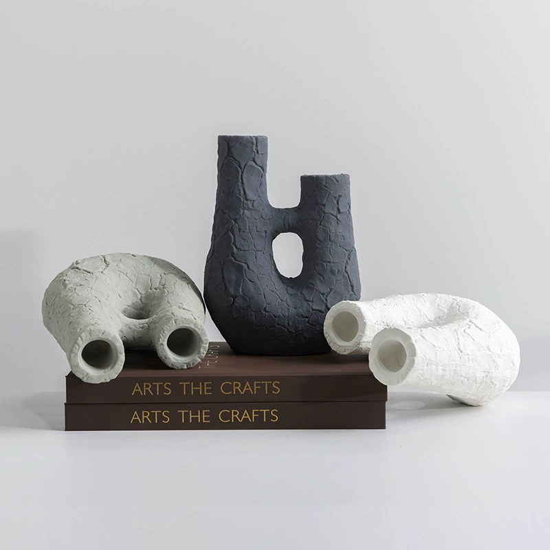 Творческая керамическая ваза в тихом ветре